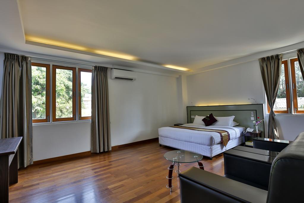 Sky View Hotel Янгон Екстериор снимка