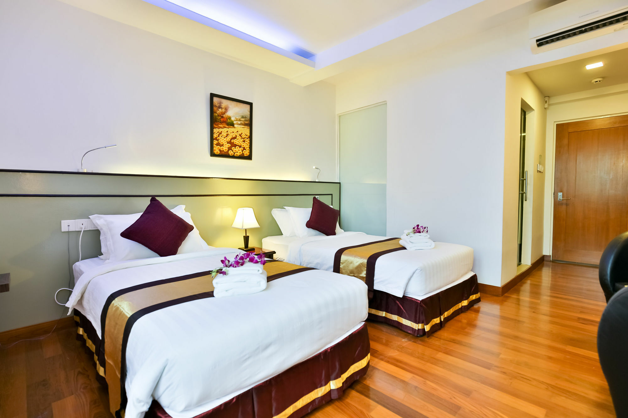 Sky View Hotel Янгон Екстериор снимка